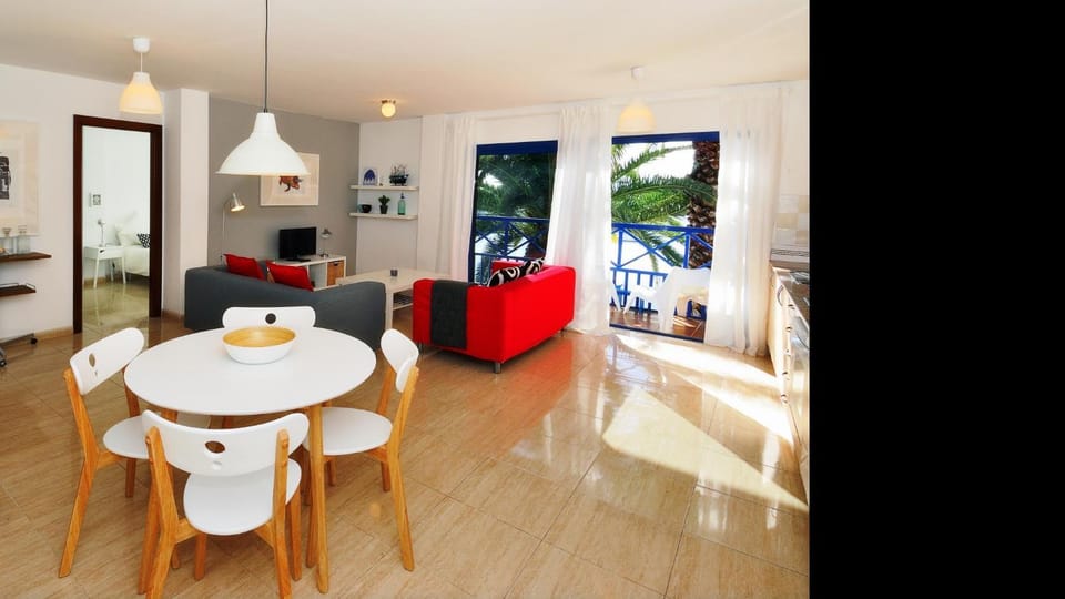 TV and multimedia, Seating area, Dining area