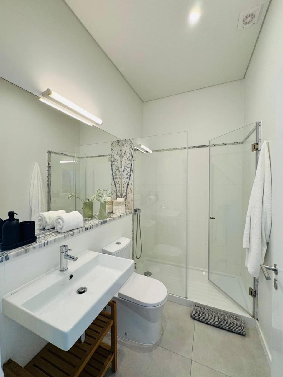 Shower, Toilet, Bathroom, towels