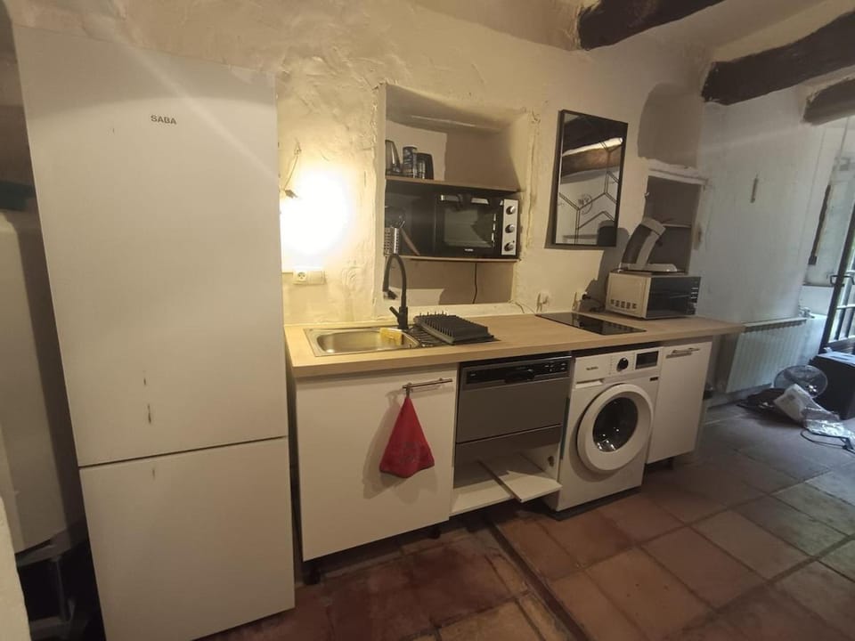 Kitchen or kitchenette, oven, pet friendly, stove, washing machine