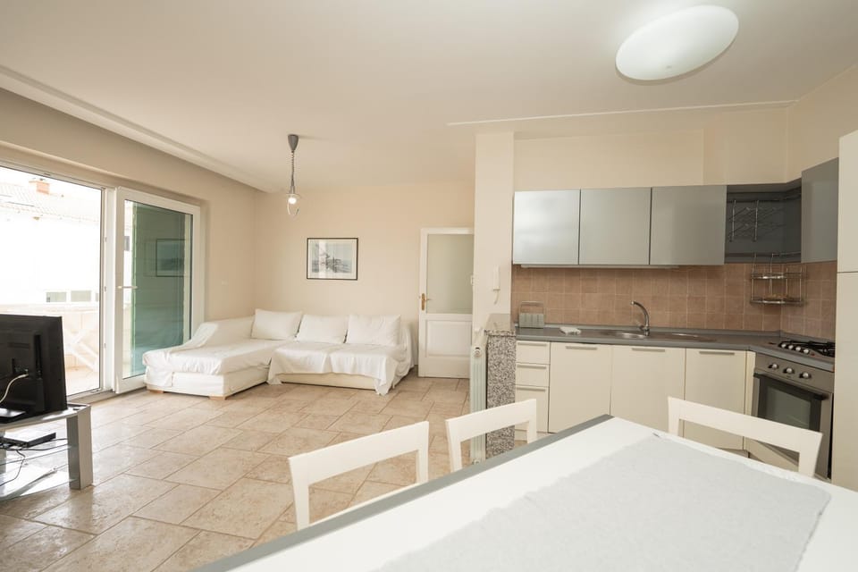 TV and multimedia, Kitchen or kitchenette, Living room, Dining area