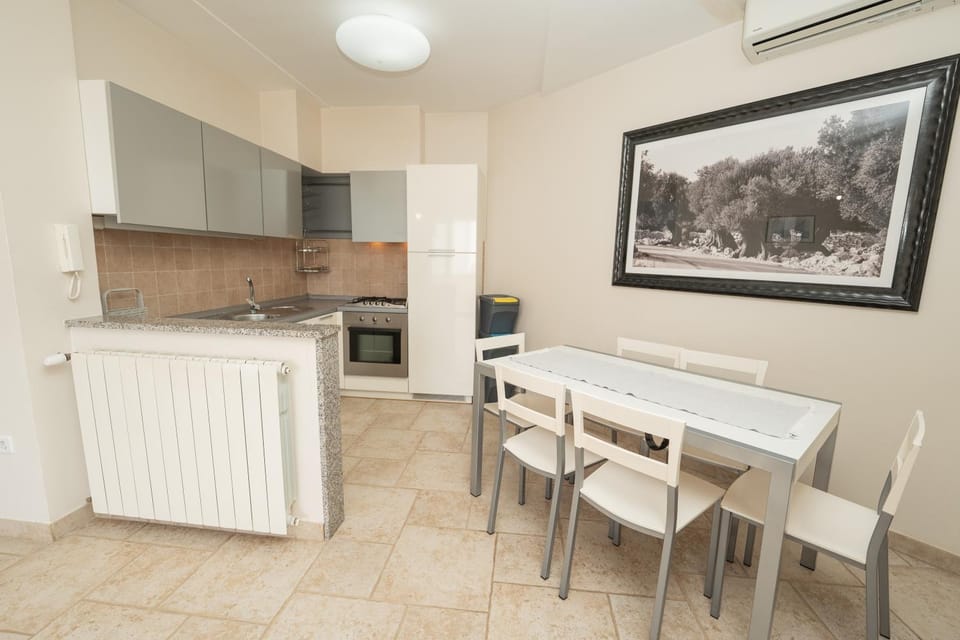 Kitchen or kitchenette, Dining area, oven
