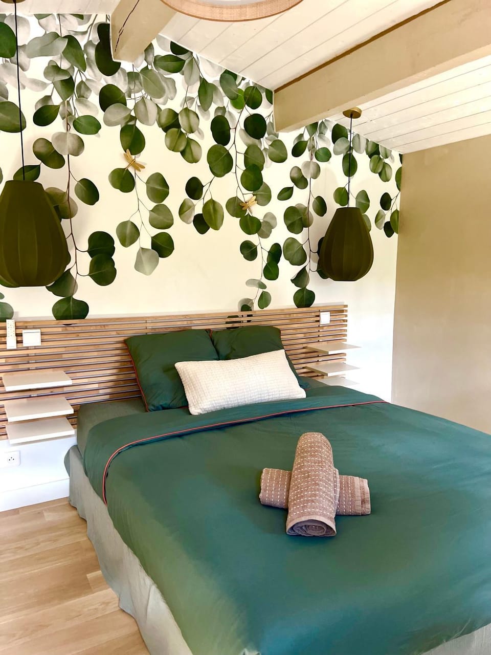 Bed, Photo of the whole room, Decorative detail