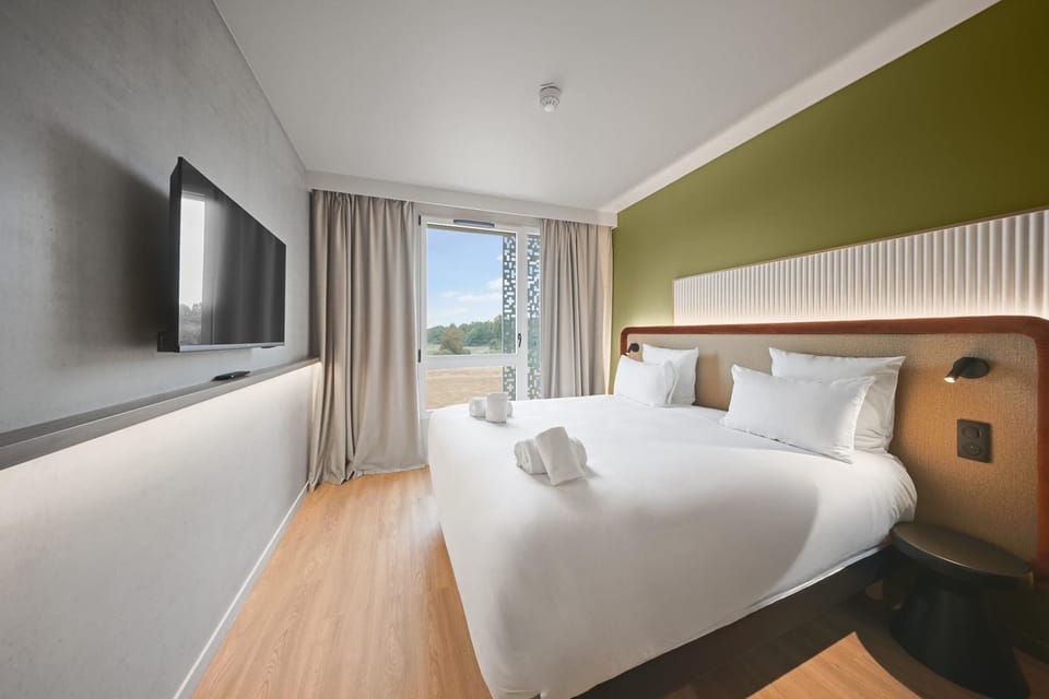 Bed, TV and multimedia, Photo of the whole room, Bedroom