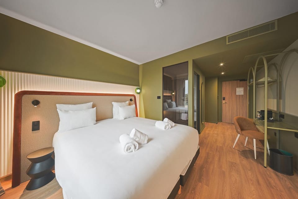 Property building, Bed, Photo of the whole room, Bedroom, towels