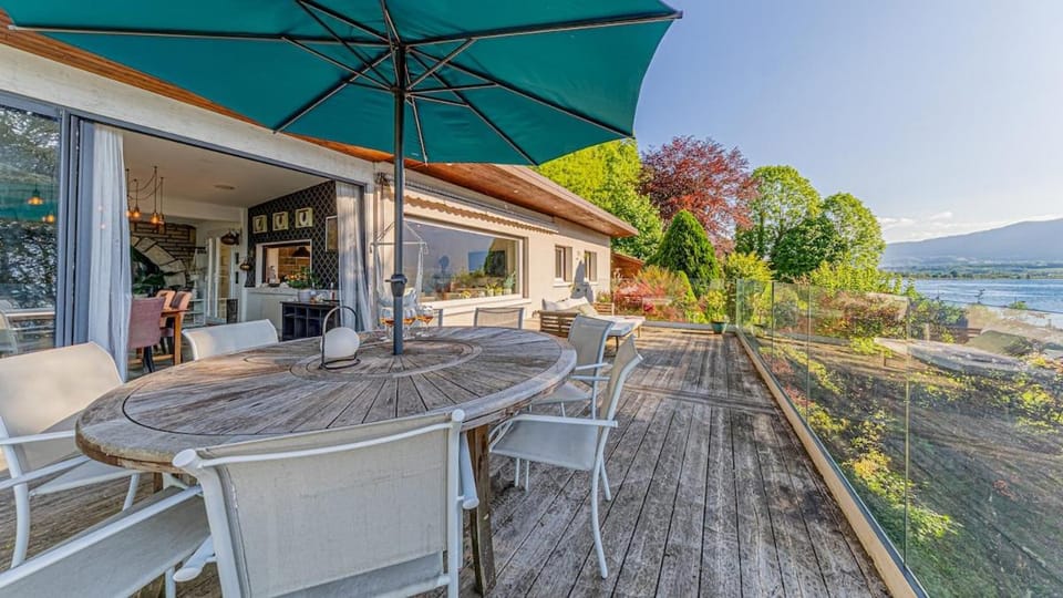 villa frontlake Villa in Tresserve