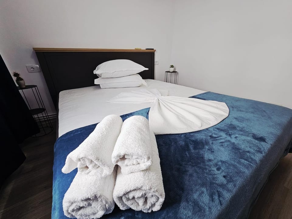 Bed, Photo of the whole room, Bedroom, towels