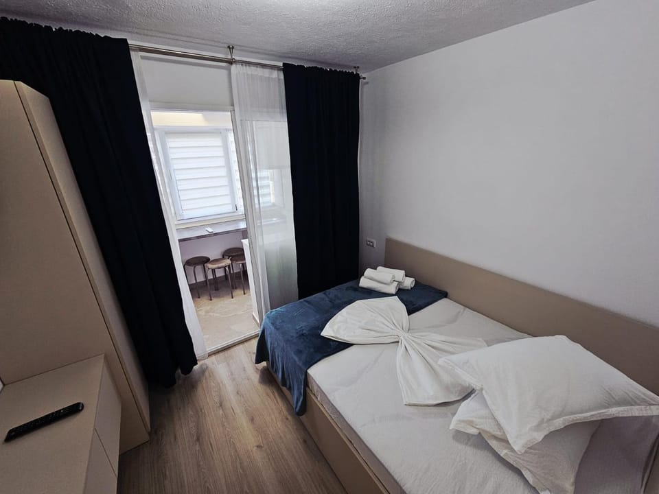 Bed, Bedroom, towels