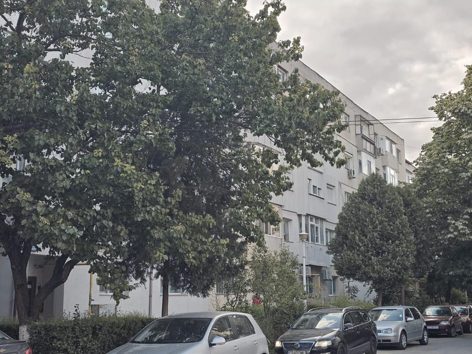 Property building, Neighbourhood, Street view, Location, Parking