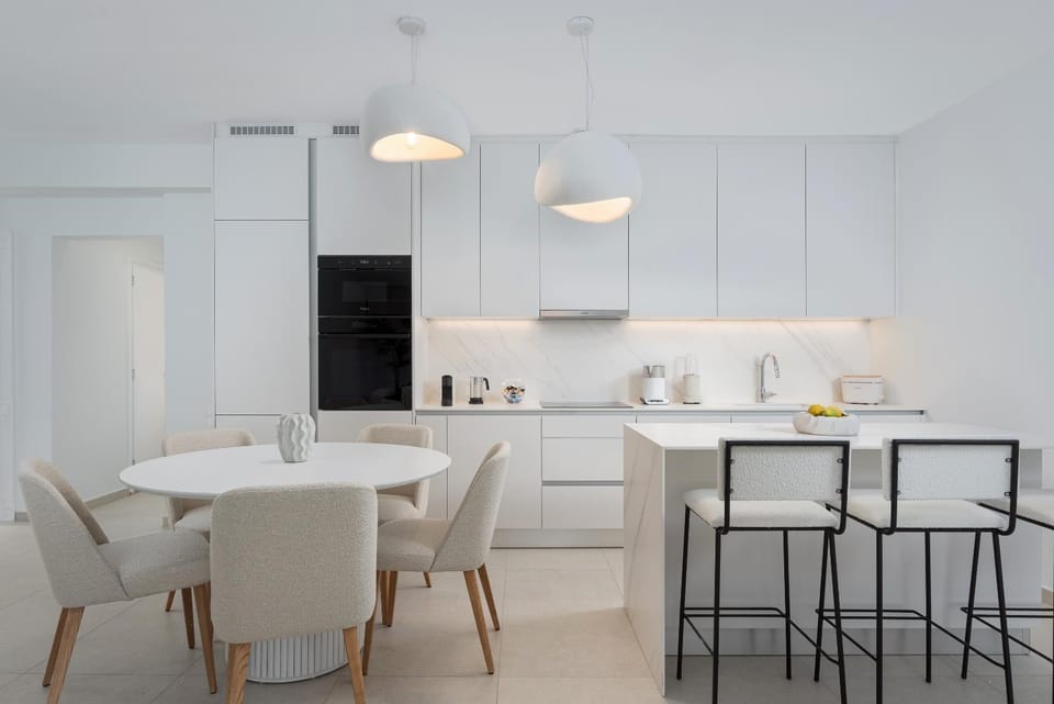 Coffee/tea facilities, Kitchen or kitchenette, Dining area, stove