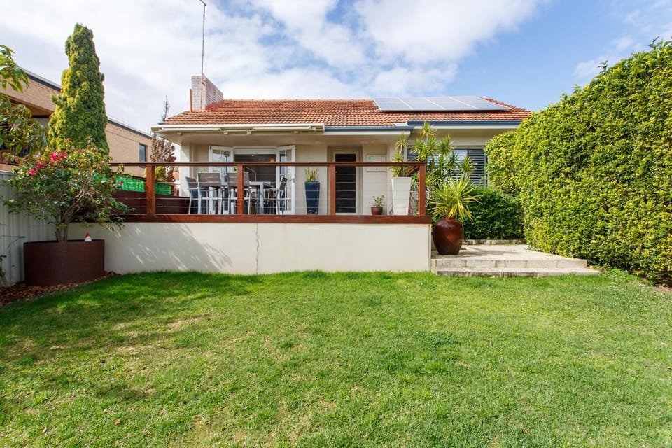 Property building, Spring, Day, Natural landscape, Garden, Garden view