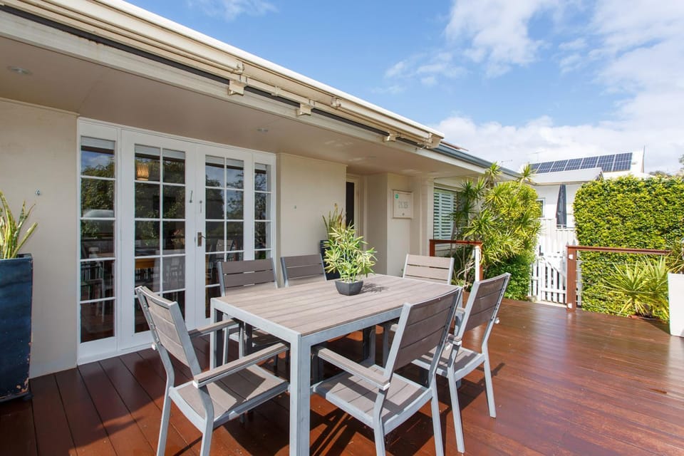 Property building, Patio, Day, Garden, View (from property/room), Balcony/Terrace, Seating area, Dining area, Garden view