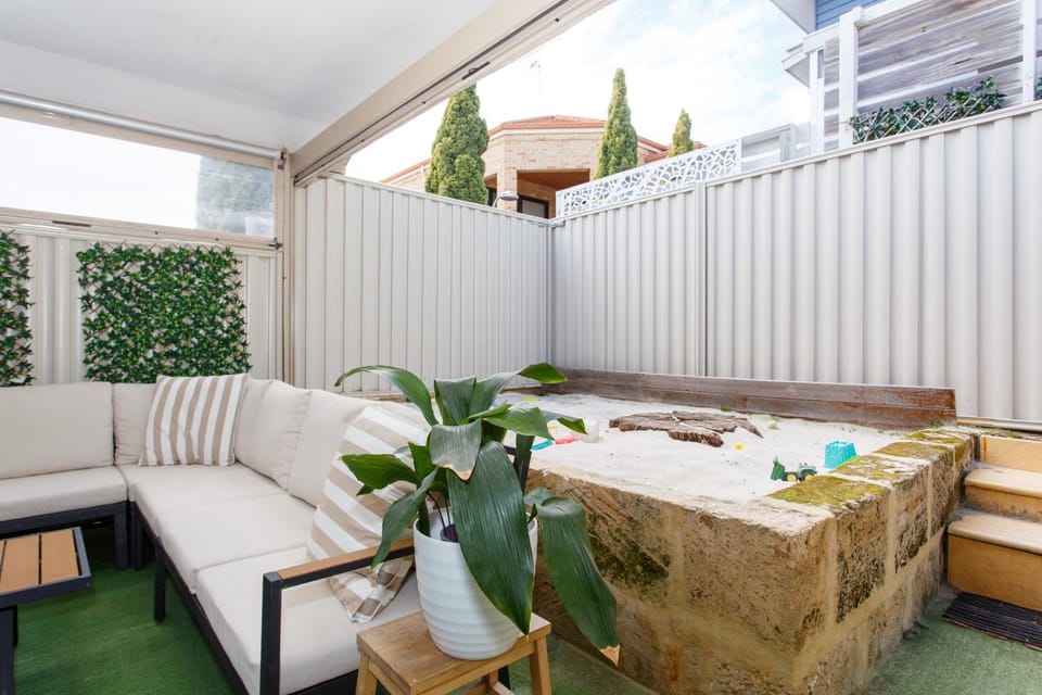 Patio, Day, Living room, Seating area, Dining area