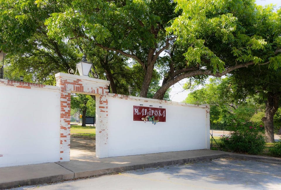 Mariposa Monarch - Walk to River Apartment in Kerrville