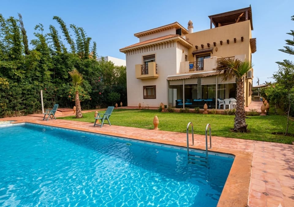 People, Garden, Garden view, Swimming pool, Sunrise, children, young children, sunbed
