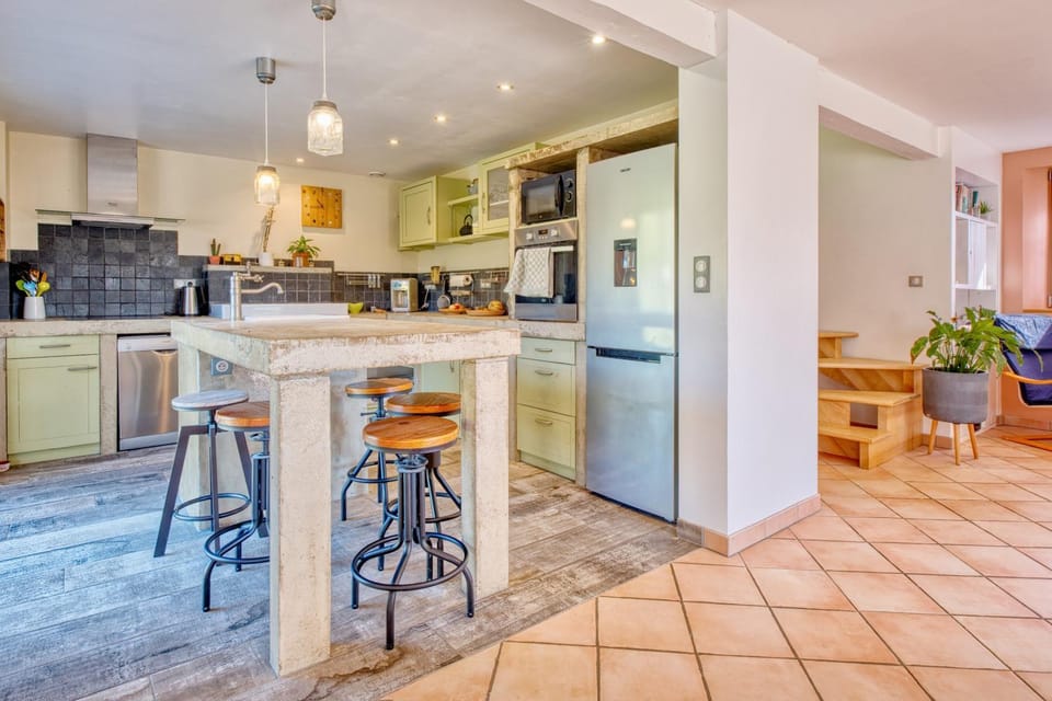 Kitchen or kitchenette, Living room
