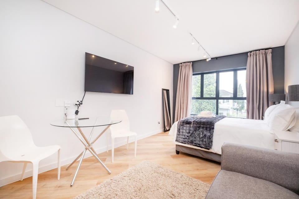Bed, TV and multimedia, Living room, Seating area