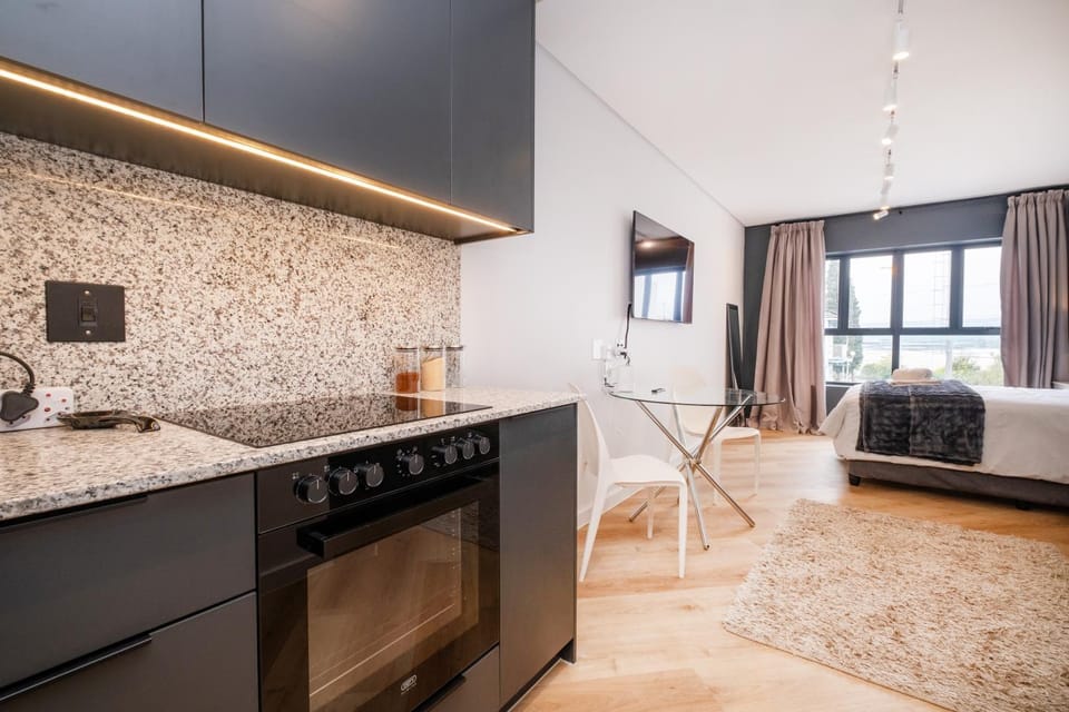 Kitchen or kitchenette, Dining area, stove
