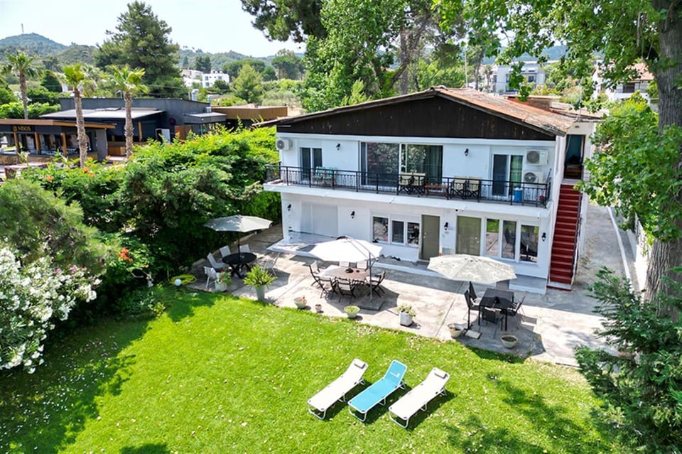 Property building, Day, Garden, Garden view