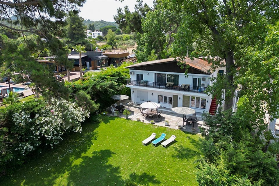 Property building, Day, Natural landscape, Garden, Garden view