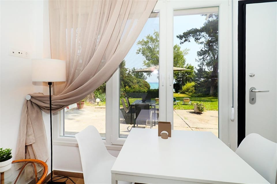 Day, Dining area