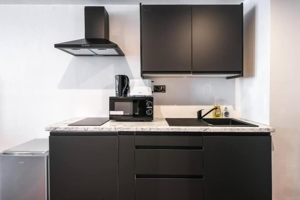 Coffee/tea facilities, Kitchen or kitchenette, stove