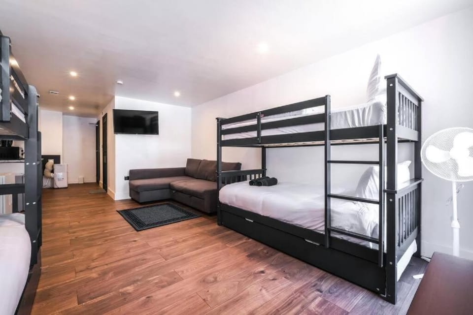 Bed, TV and multimedia, Photo of the whole room, bunk bed