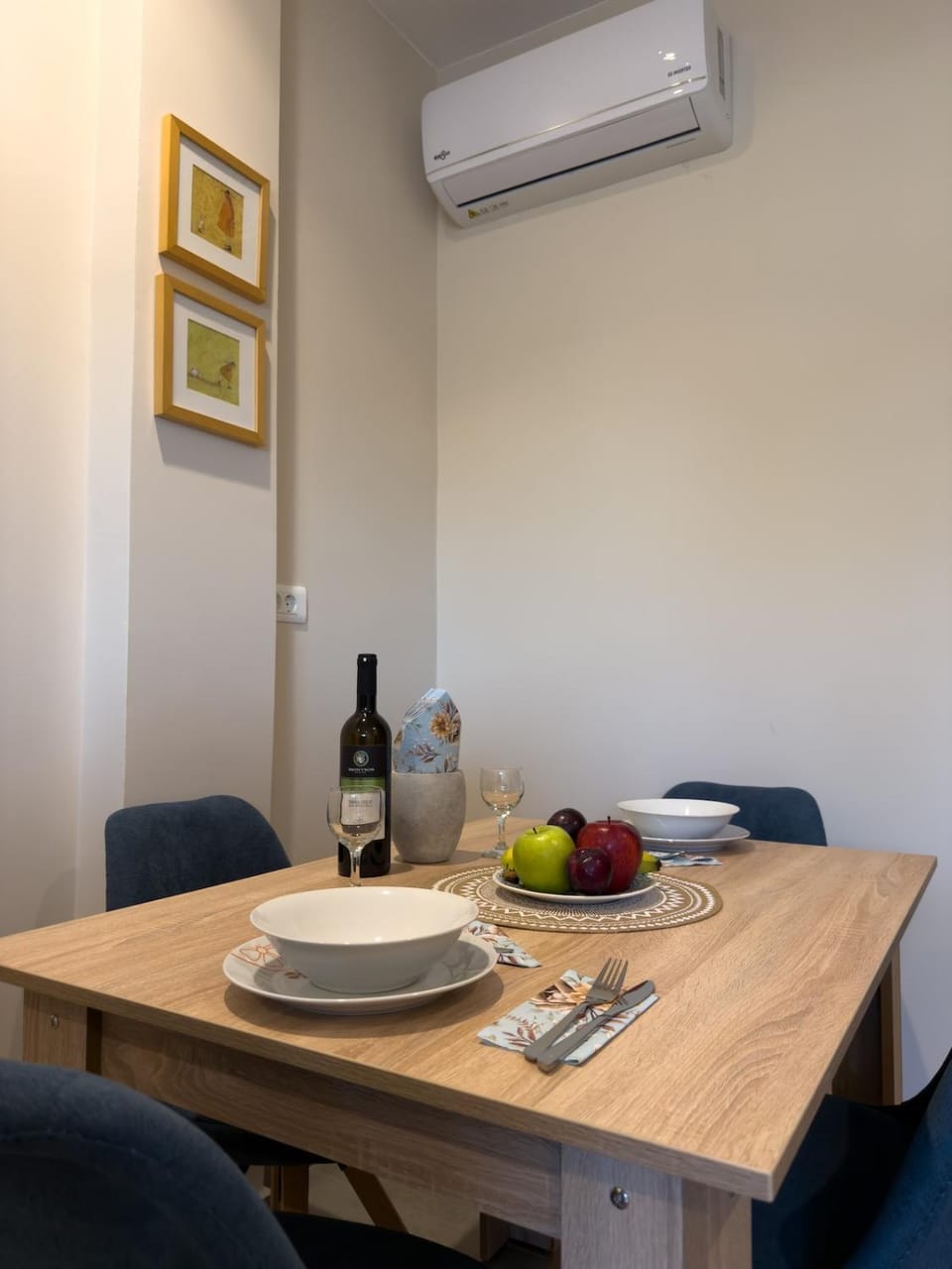 Living room, Food and drinks, Seating area, Dining area, air conditioner