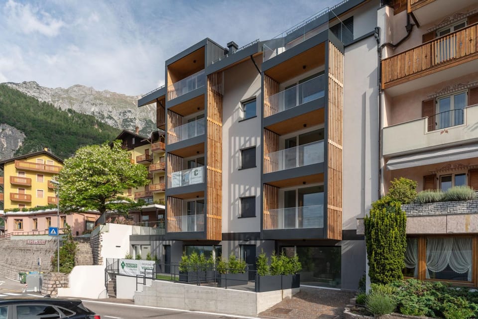 Property building, Day, Neighbourhood, Natural landscape, Mountain view, Street view, Location
