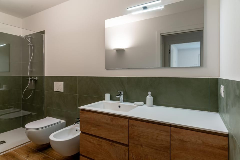 Shower, Toilet, Bathroom, bidet, towels