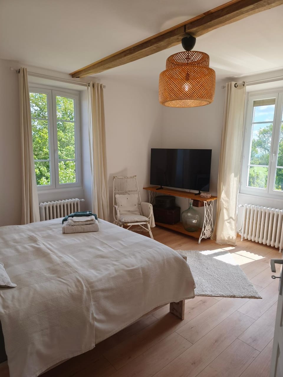 Photo of the whole room, Bedroom