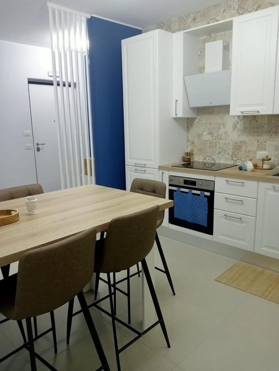 Kitchen or kitchenette, Dining area, stove