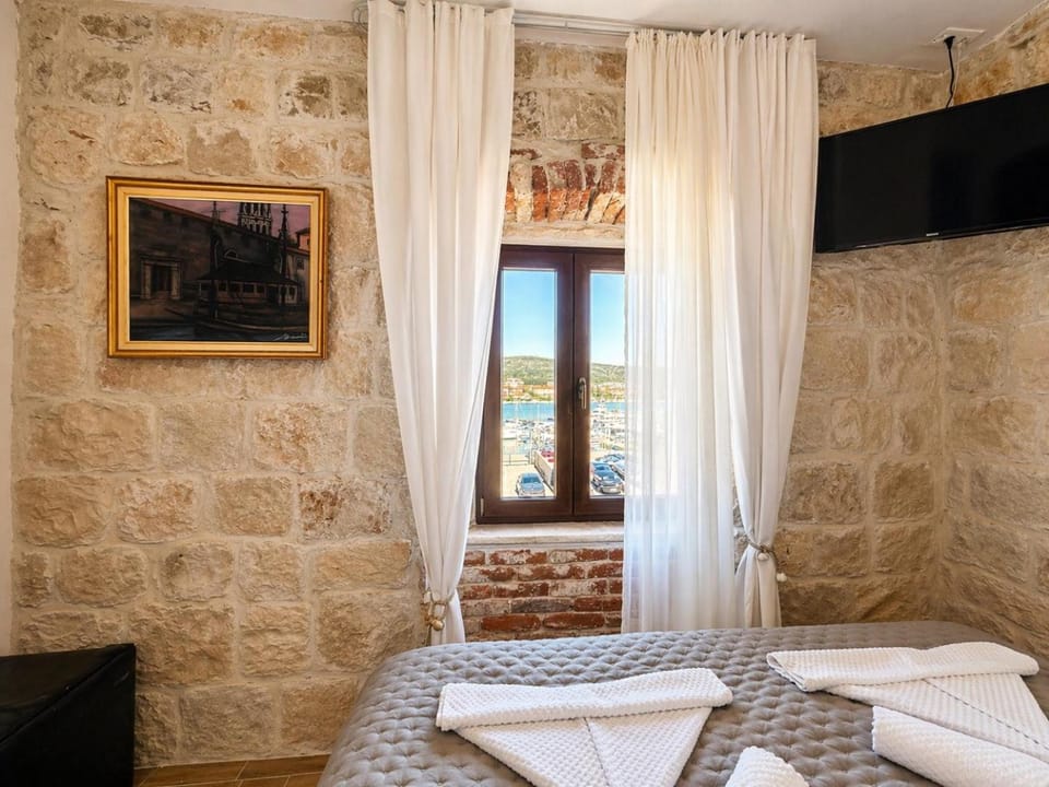 Boutique Rooms Malo More - Old Town and Parking Hotel in Trogir