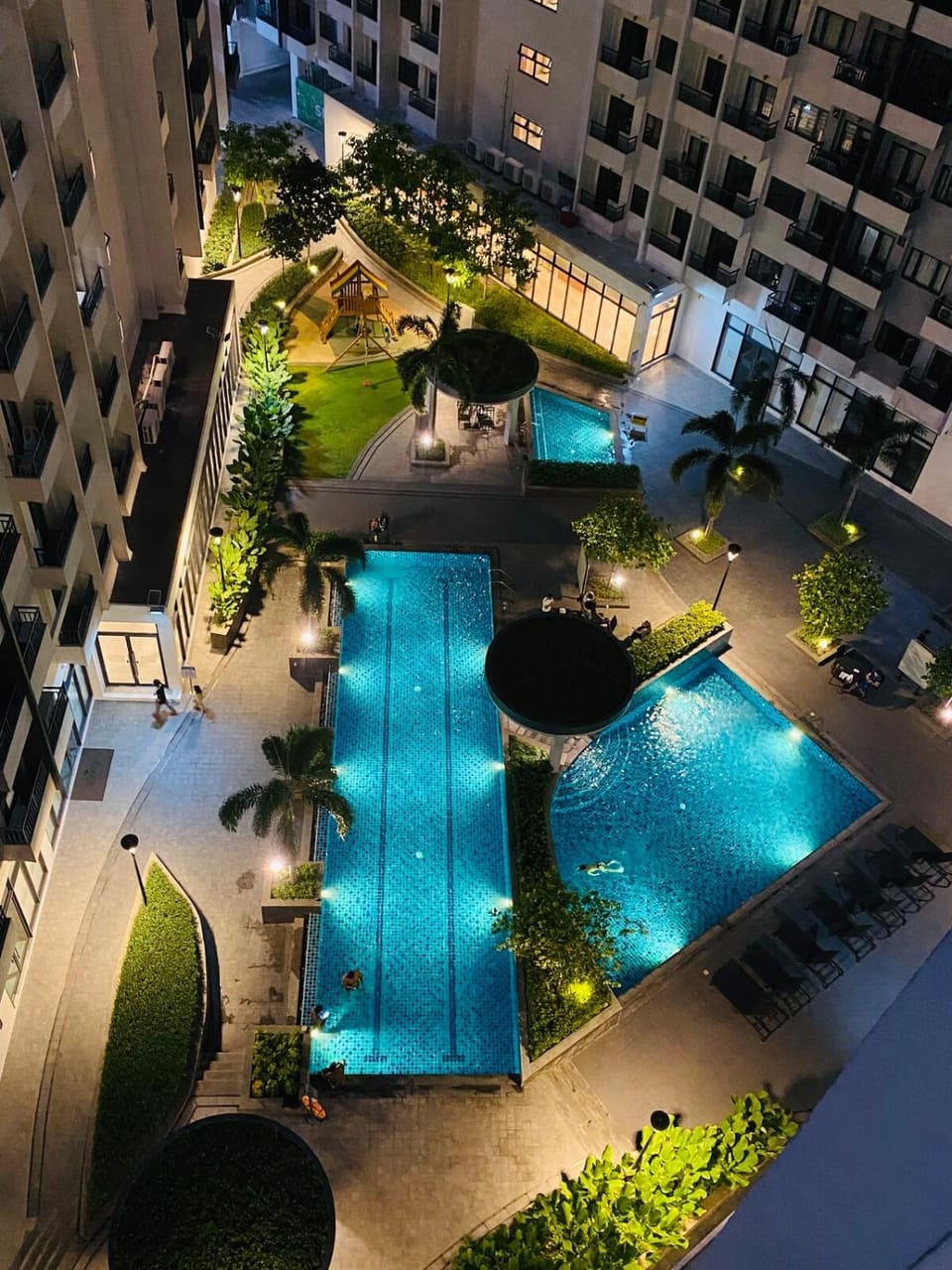 Staycation 15 minutes from NAIA with Massage Chair Apartment in Paranaque