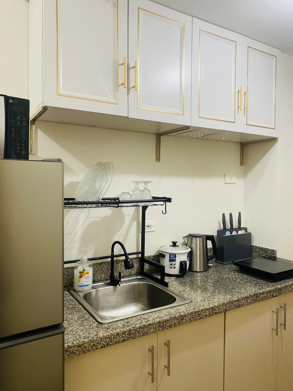 Staycation 15 minutes from NAIA with Massage Chair Apartment in Paranaque