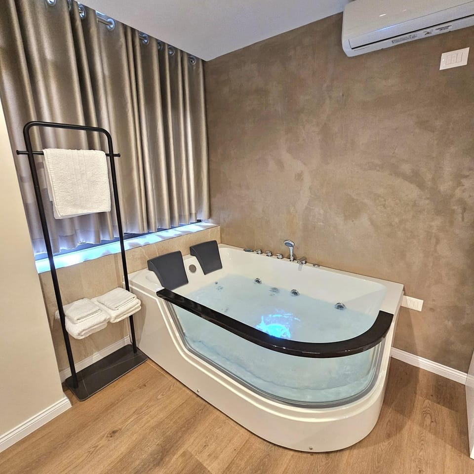 Hot Tub, Hot Tub