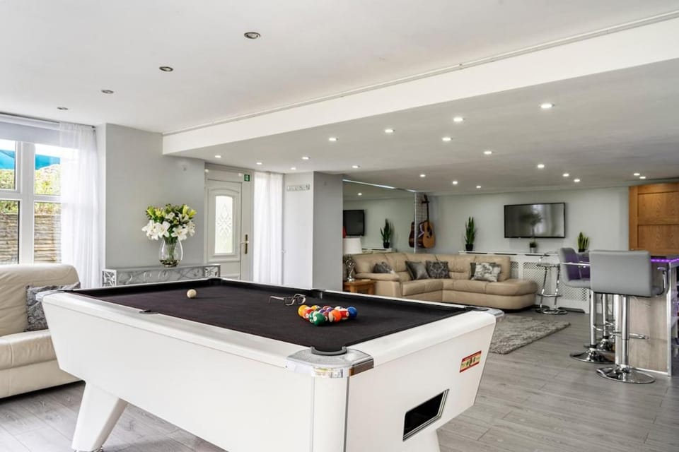 2 Bedroom Garden Flat Apartment in Glasgow