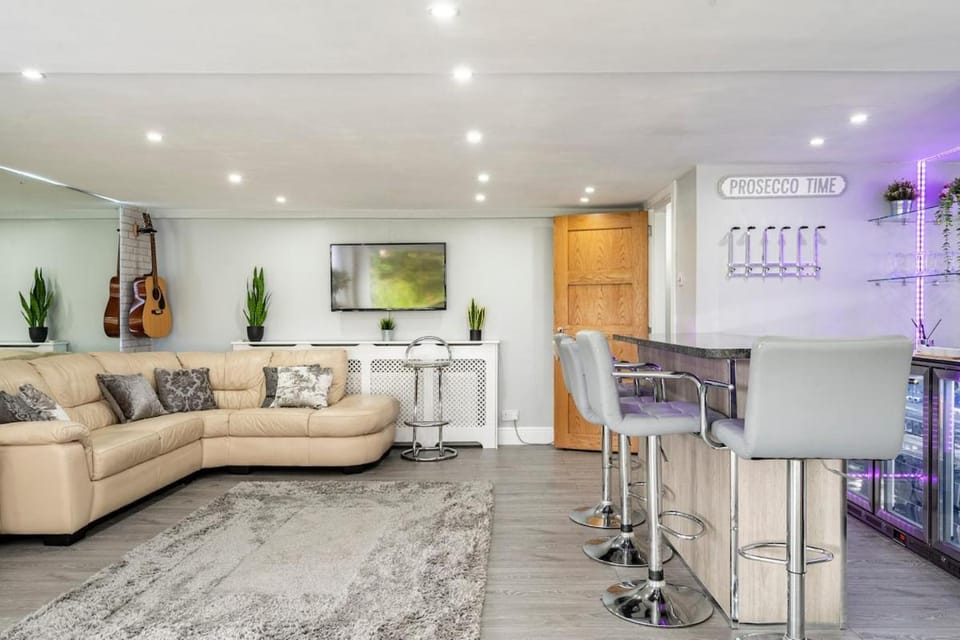2 Bedroom Garden Flat Apartment in Glasgow