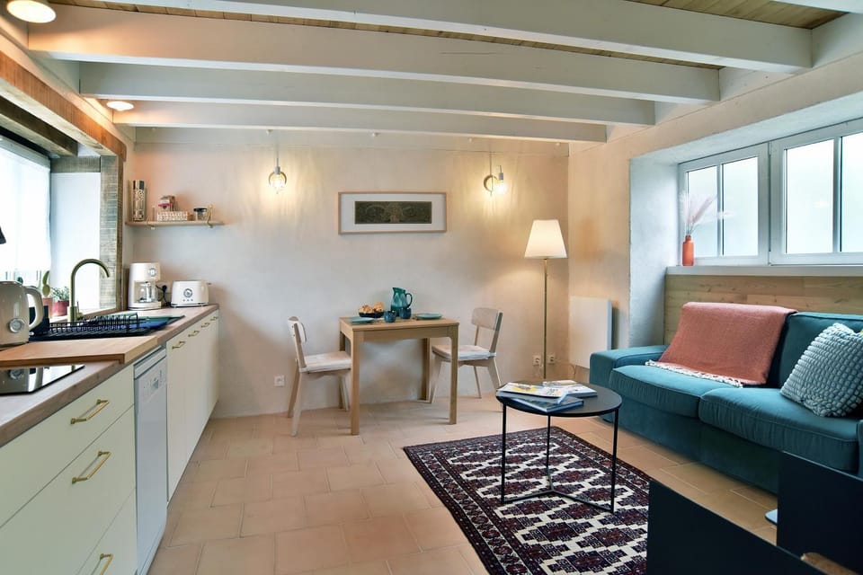 Kitchen or kitchenette, Seating area