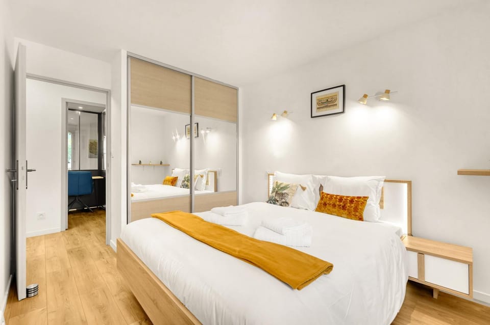Photo of the whole room, Bedroom