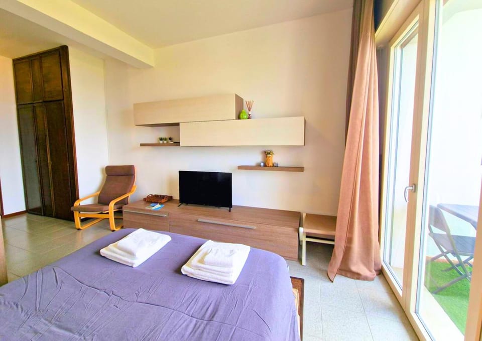 Bed, TV and multimedia, Living room, Photo of the whole room, Seating area, Bedroom, towels