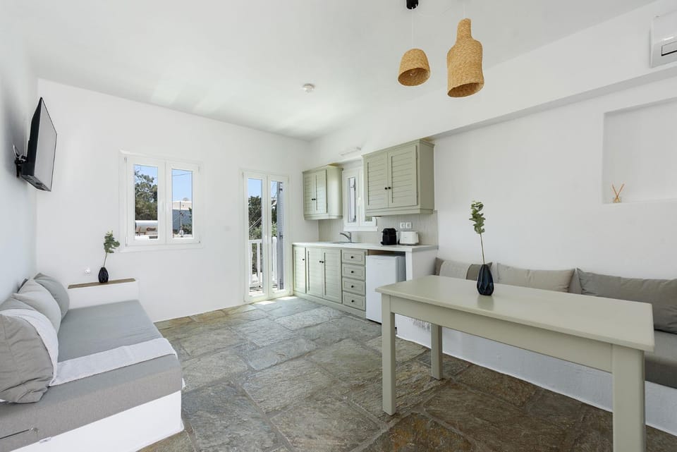 TV and multimedia, Kitchen or kitchenette, Living room, Seating area, Dining area