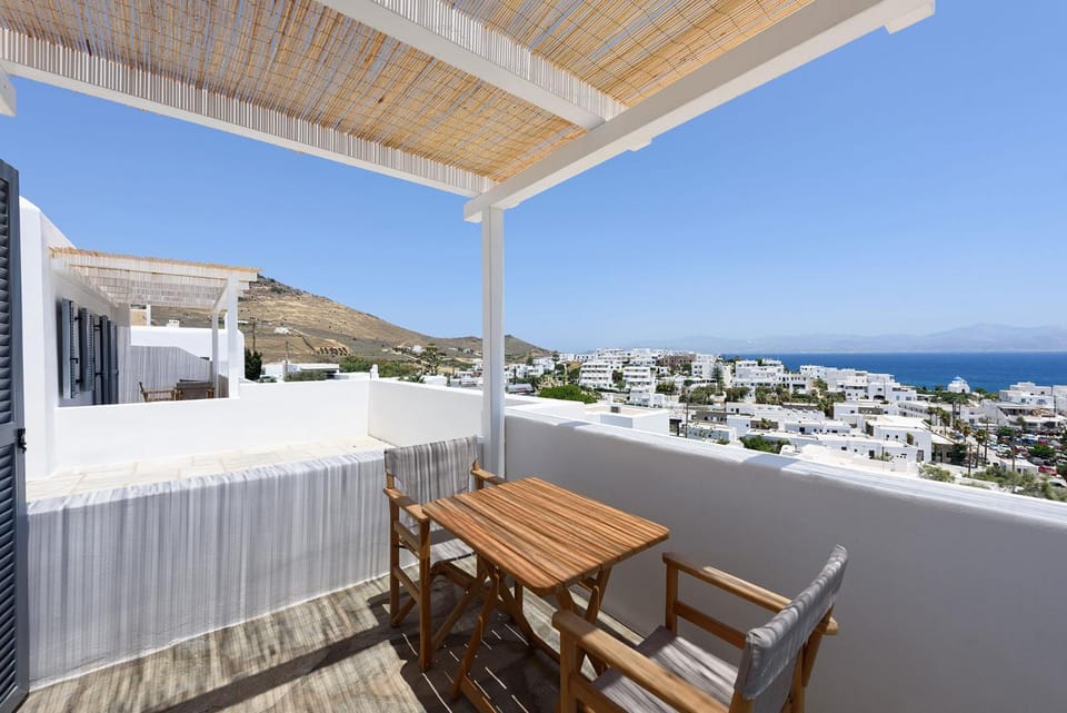 Property building, View (from property/room), Balcony/Terrace, Dining area, City view, Sea view