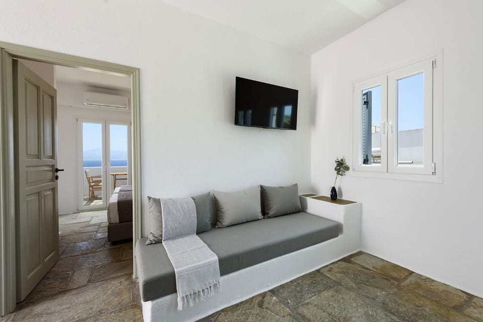 TV and multimedia, Living room, Seating area, Evening entertainment