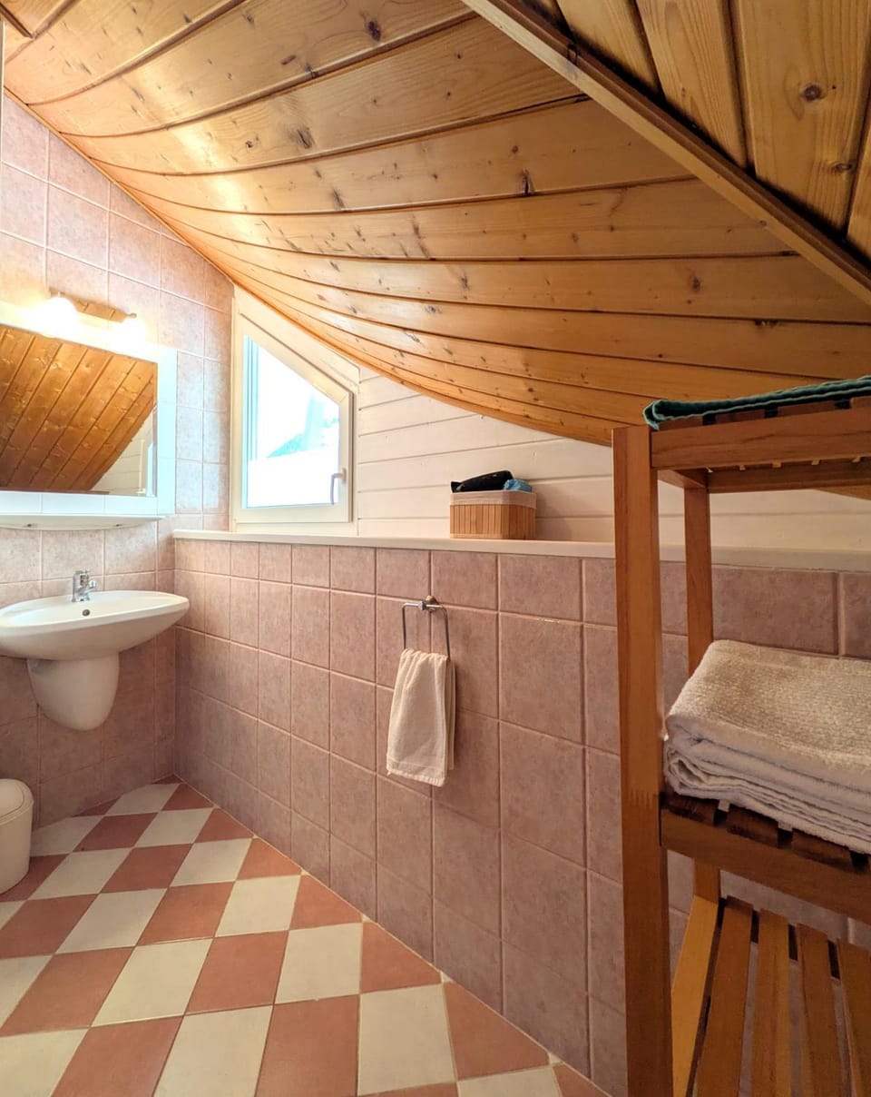 Toilet, Bathroom, towels