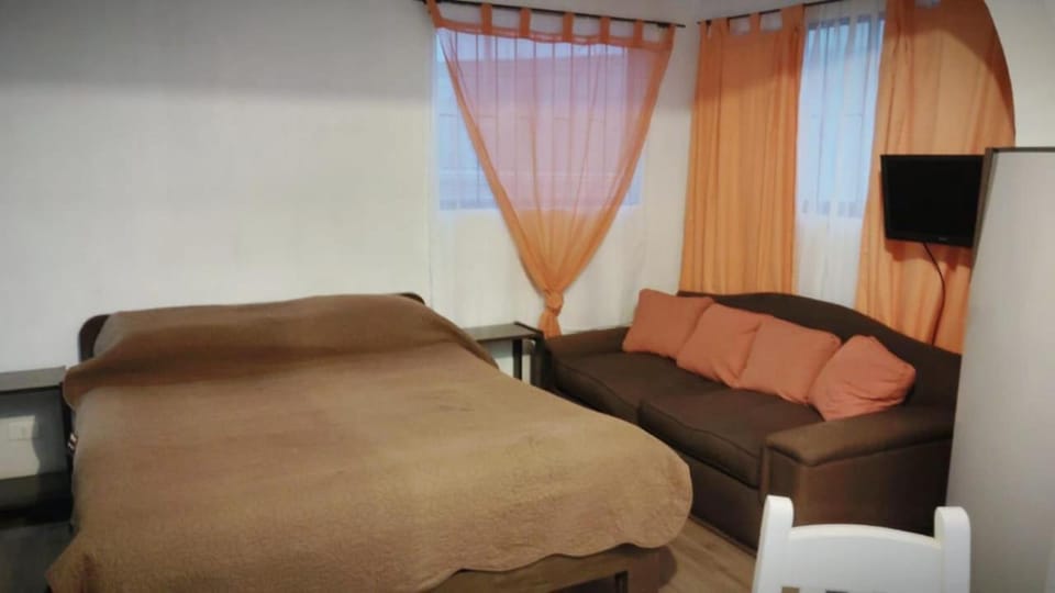 Bed, TV and multimedia, Photo of the whole room, Bedroom