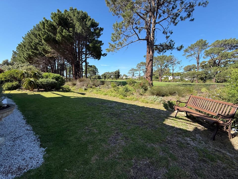 Golfers paradise on 25th green Apartment in Hermanus