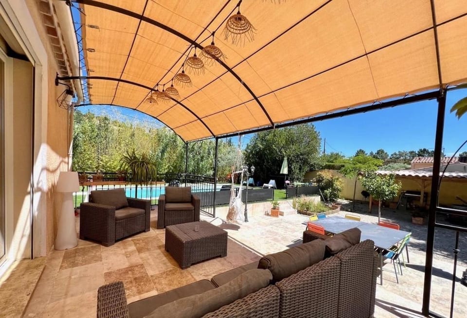 Belle Maison climatisée piscine à 2 pas du centre de Bédoin Villa in Bédoin