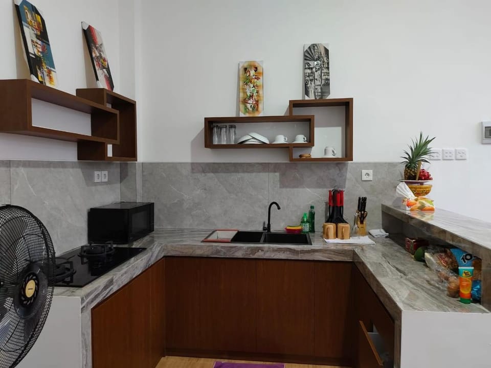 Restaurant/places to eat, Kitchen or kitchenette
