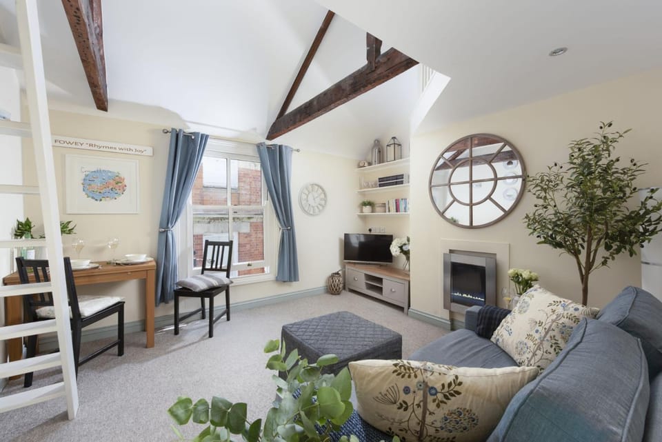 TV and multimedia, Living room, Seating area, Dining area, internet