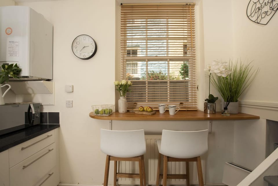 Kitchen or kitchenette, Seating area, microwave, pet friendly